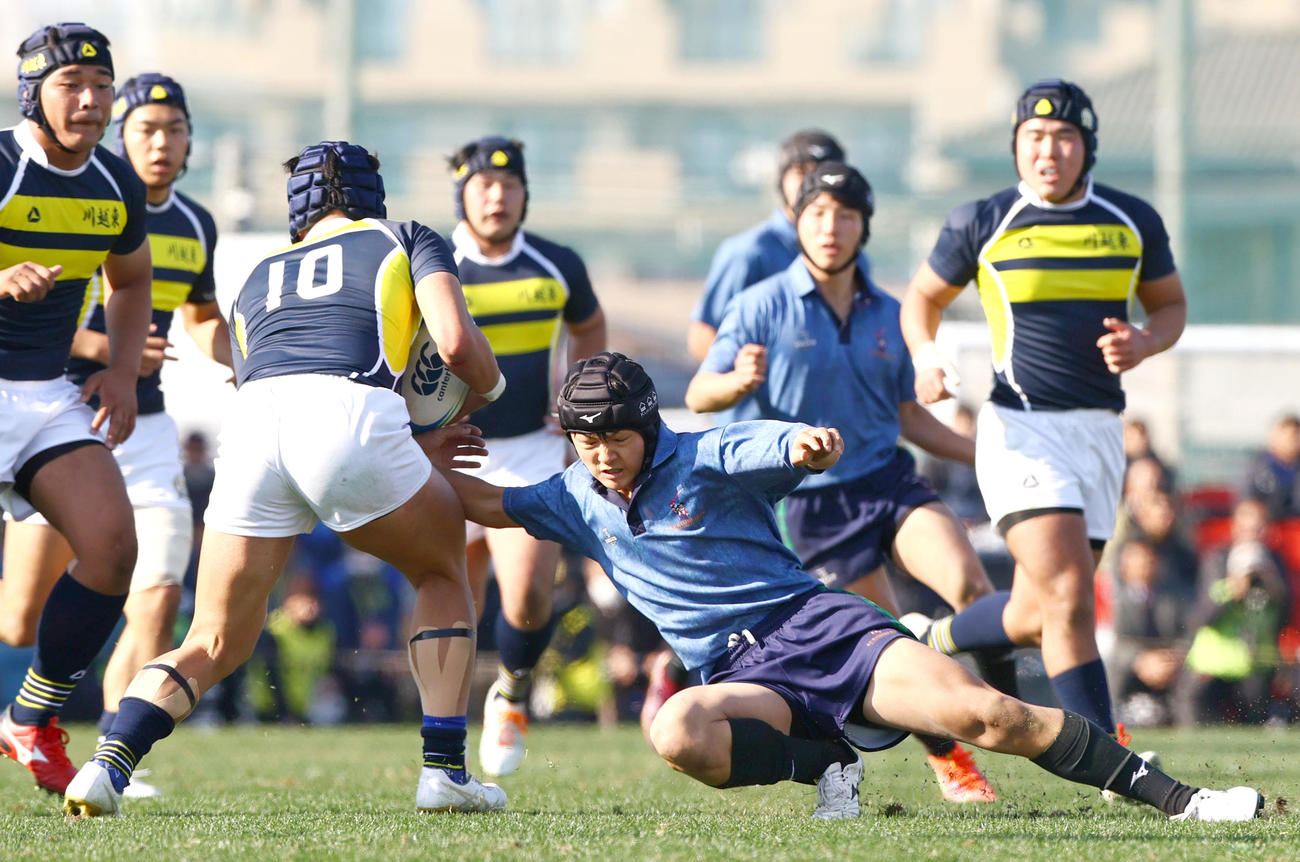 倉敷対川越東　前半、倉敷WTB宮崎（手前右）は果敢にタックルする（撮影・上山淳一）