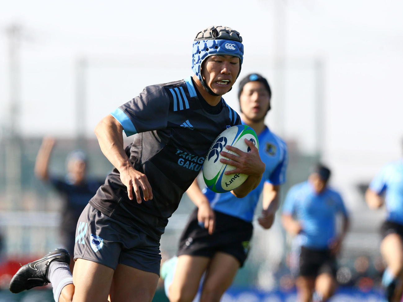 飯田OIDE長姫対高川学園　後半、高川学園WTB野村（手前）は自らキックした球を捕球し、トライを挙げる（撮影・上山淳一）