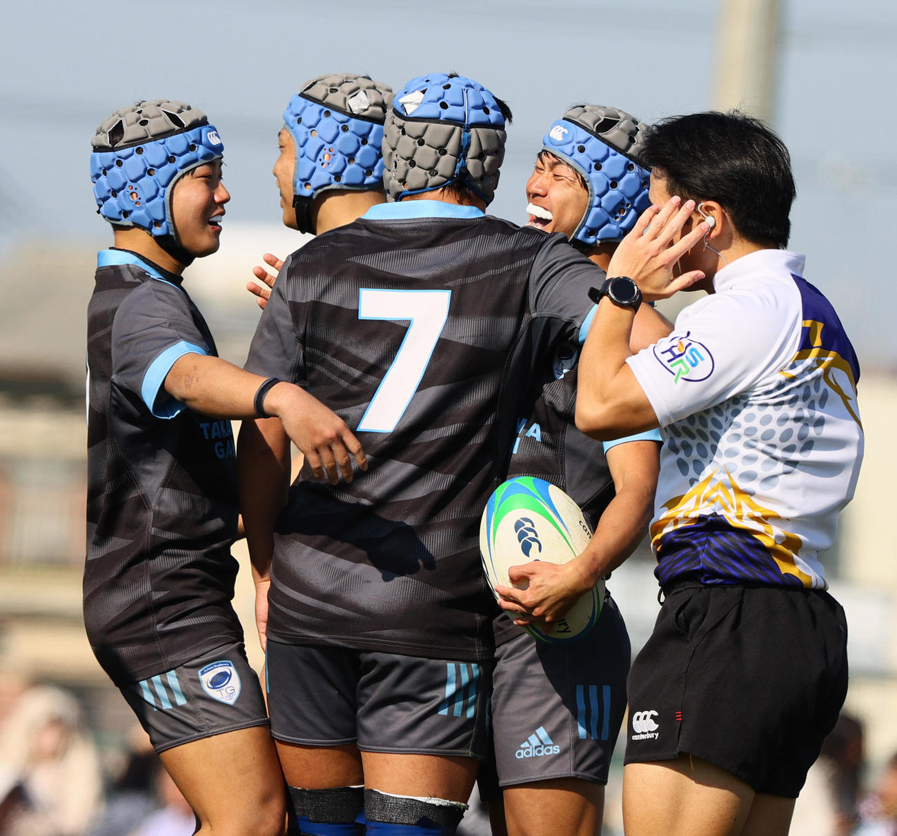 飯田OIDE長姫対高川学園　後半、高川学園WTB野村（右から2人目）は自らキックした球を捕球し、トライを挙げる（撮影・上山淳一）