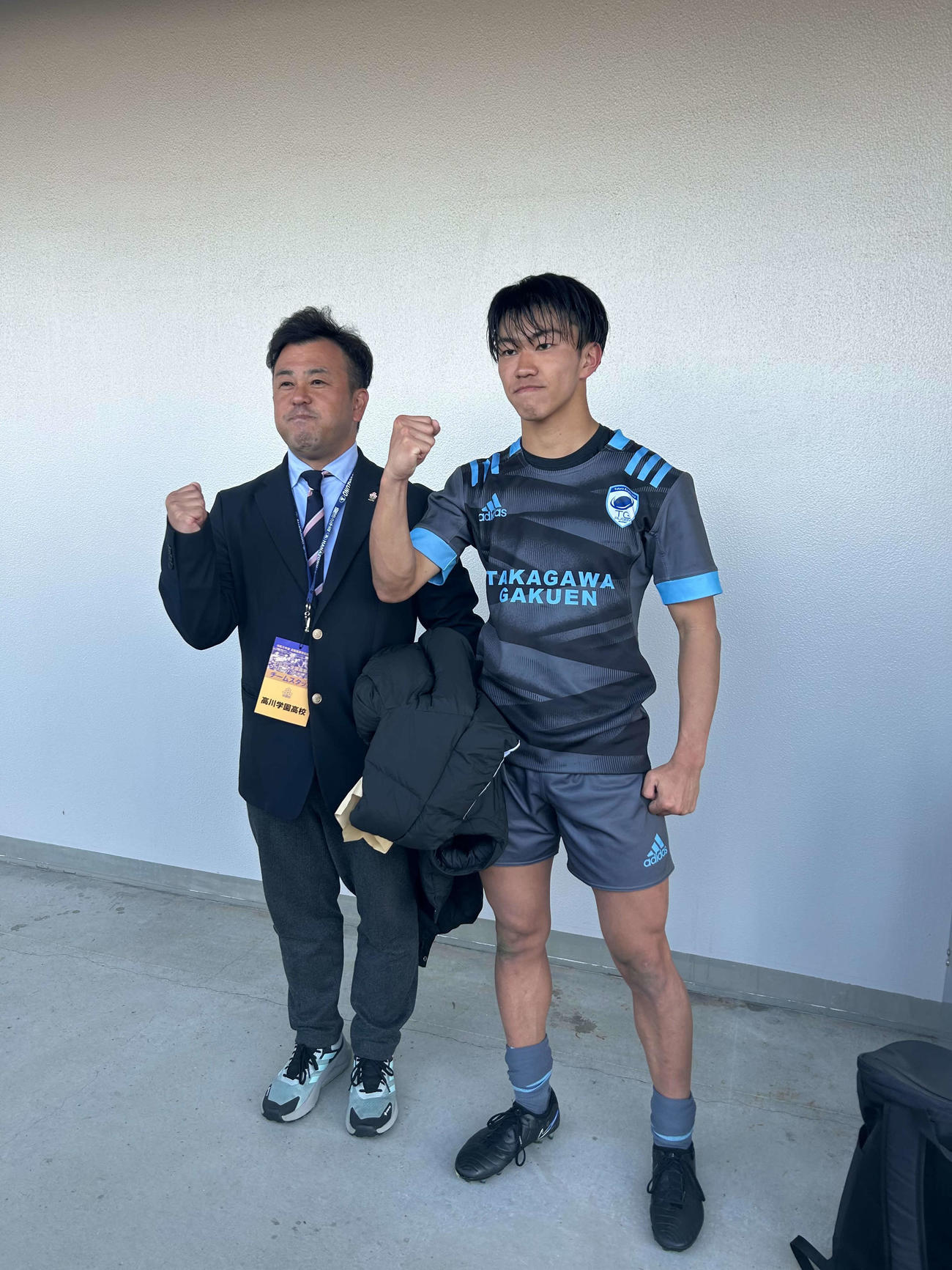 高川学園・野村監督（左）と息子のWTB映登（撮影・佐藤究）