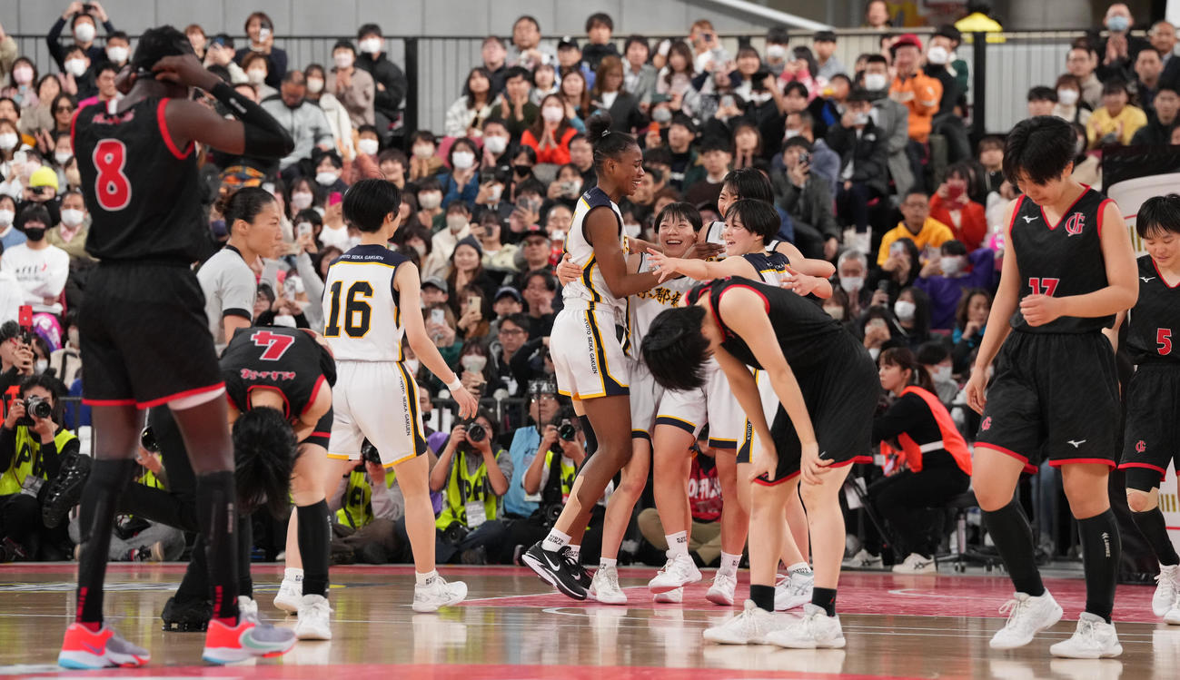 京都精華学園対岐阜女　岐阜女に勝利し優勝を決め、歓喜する京都精華学園ファイブ（撮影・鈴木みどり）