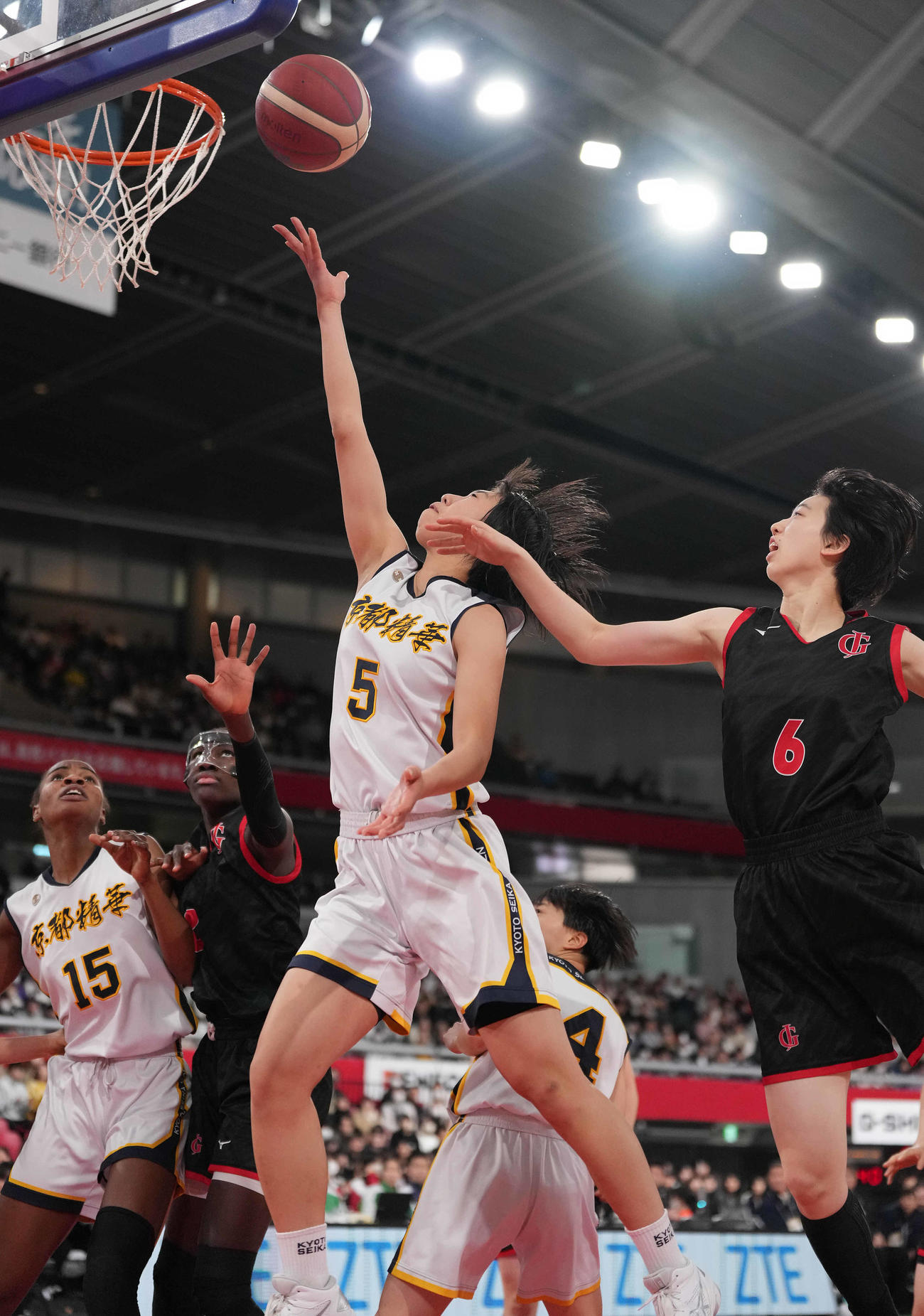 京都精華学園対岐阜女　第3Q、シュートを放つ京都精華学園・八木（撮影・鈴木みどり）