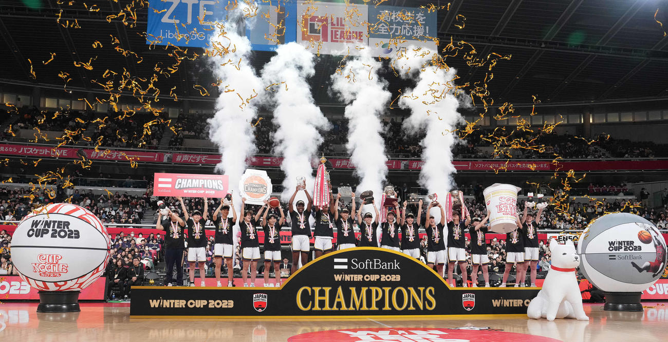 ウインターカップで優勝しカップを掲げる京都精華学園の選手たち（撮影・鈴木みどり）