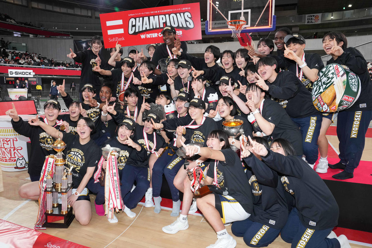 ウインターカップで優勝し笑顔の京都精華学園の選手たち（撮影・鈴木みどり）