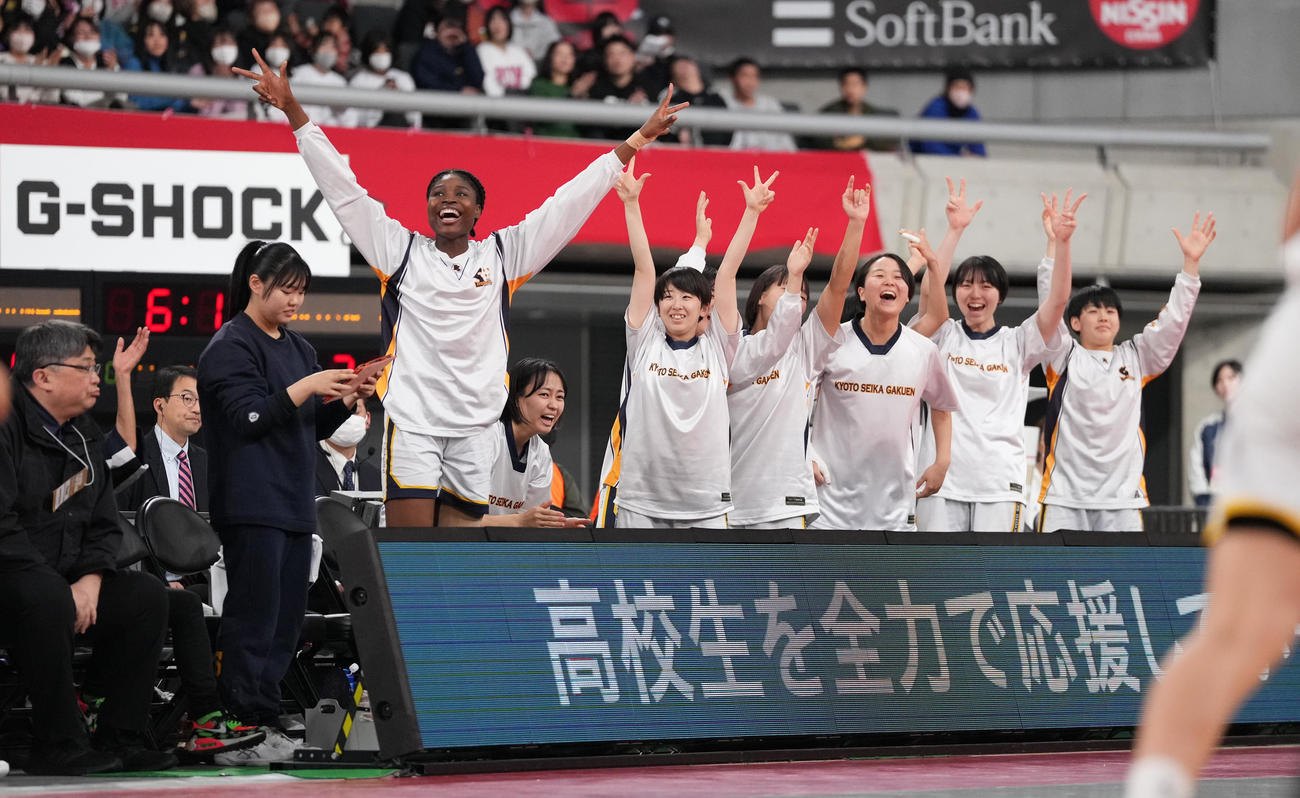 京都精華学園対岐阜女　第3Q、得点に沸く京都精華学園ベンチ（撮影・鈴木みどり）