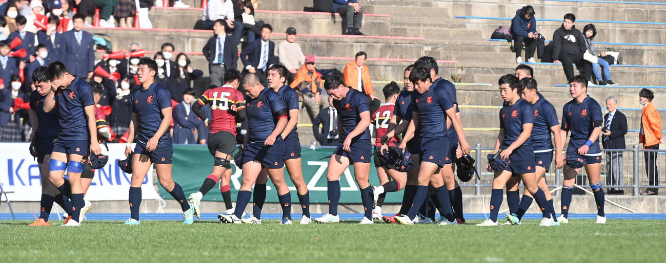 名護対学法福島　名護に敗れがっくりする学法福島フィフティーン（撮影・前岡正明）