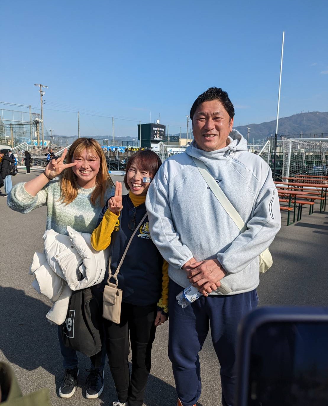川越東・寺山公太の父寺山裕樹氏（右）。中央は母順子さん、左は姉沙莉奈さん（撮影・柏原誠）