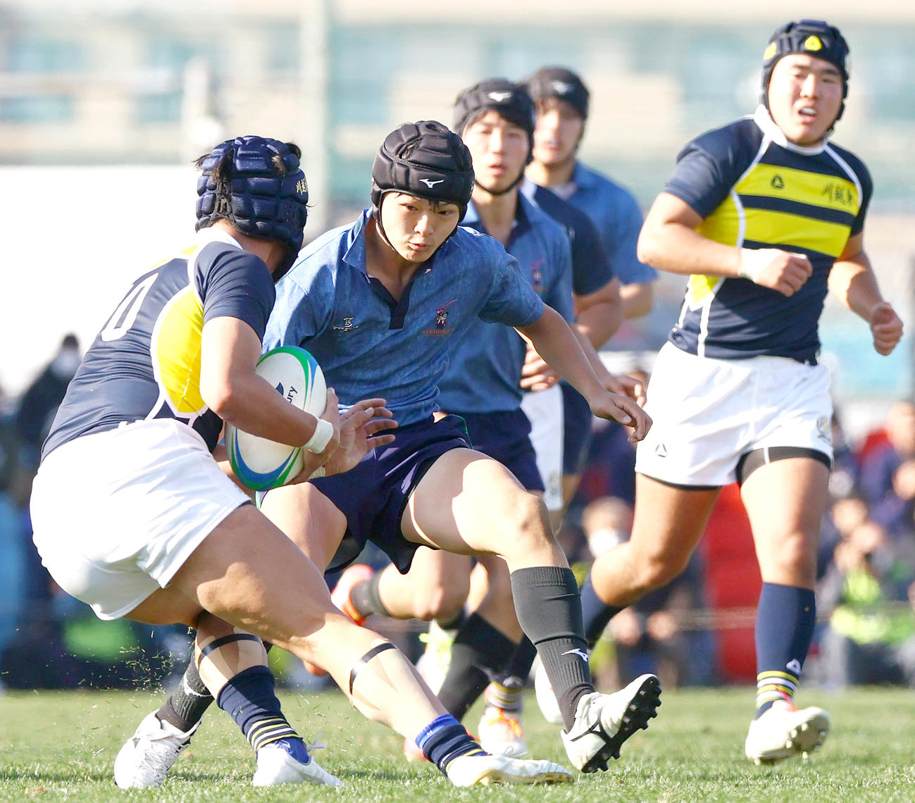 倉敷対川越東　前半、倉敷WTB宮崎（左から2人目）は果敢にタックルする（撮影・上山淳一）