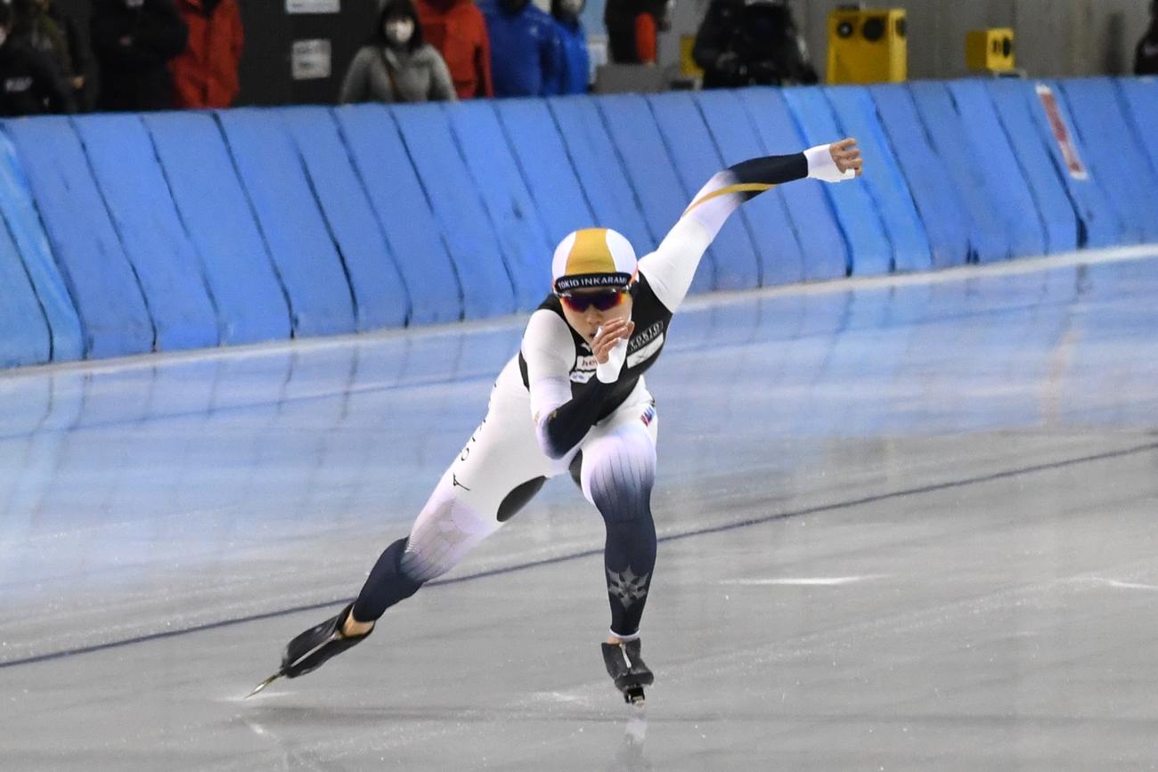 スプリント部門女子500メートルで滑走する高木（撮影・石井翔太）