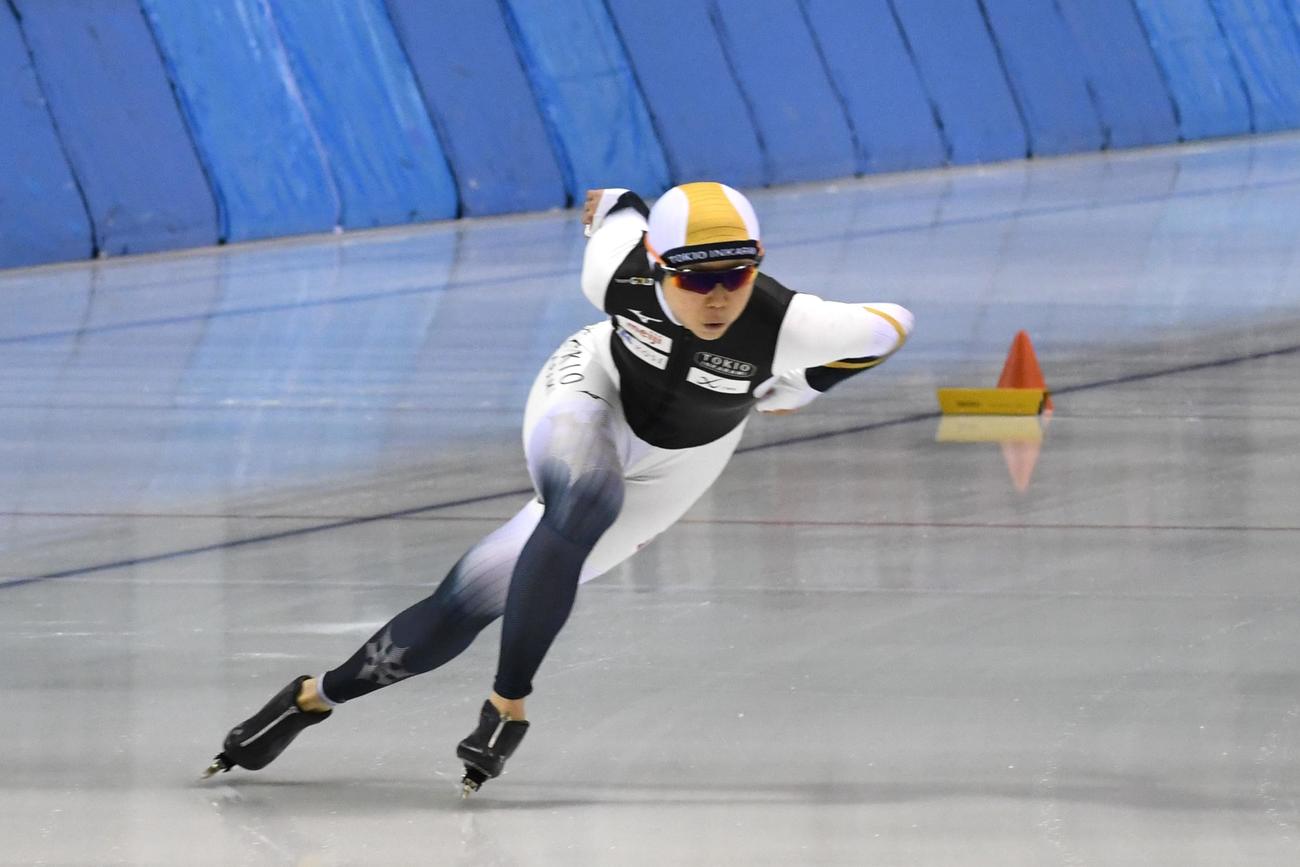 スプリント部門女子500メートルで滑走する高木（撮影・石井翔太）