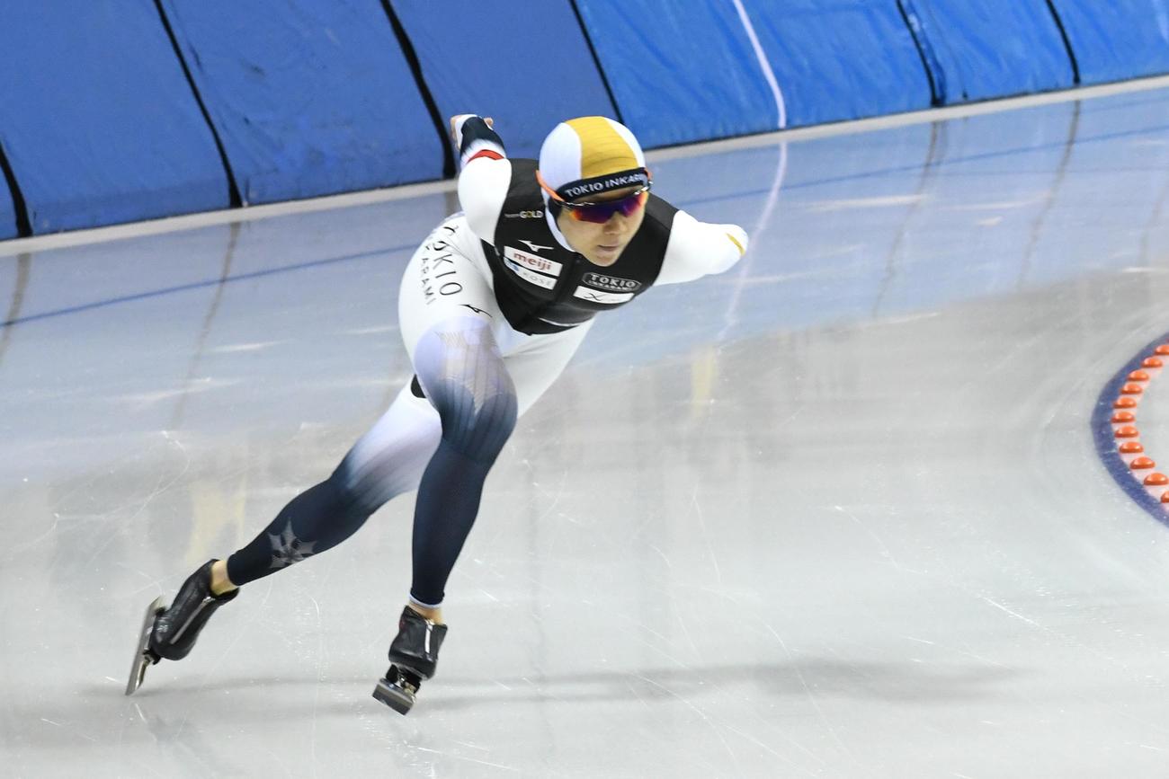 スプリント部門女子1000メートルで滑走する高木（撮影・石井翔太）