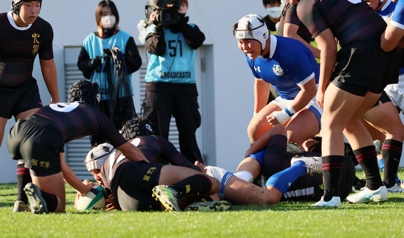 朝明対九州学院　前半23分、朝明右FL宮沢は5mラインアウトからモールへ持ち込み右にトライを決める（撮影・加藤哉）