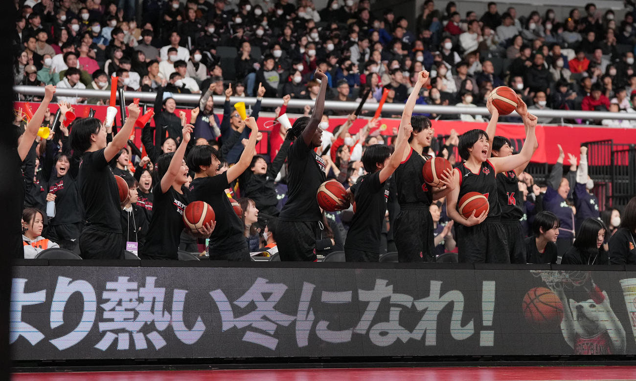 京都精華学園対岐阜女　第3Q、得点に沸く岐阜女ベンチ（撮影・鈴木みどり）