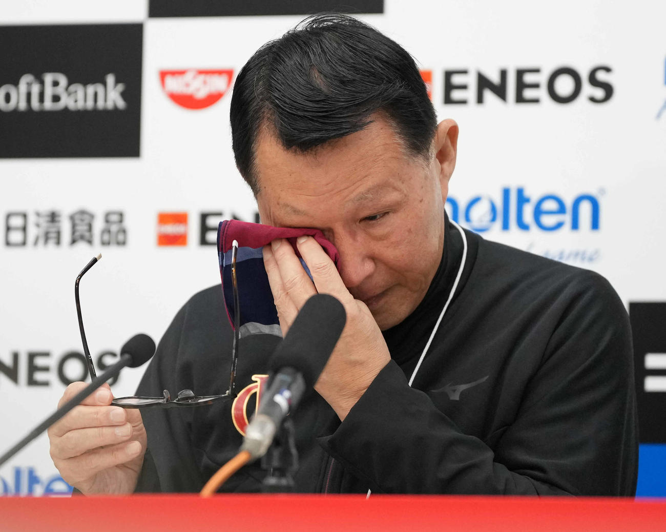 試合後の会見で涙を拭う岐阜女・安江監督（撮影・鈴木みどり）