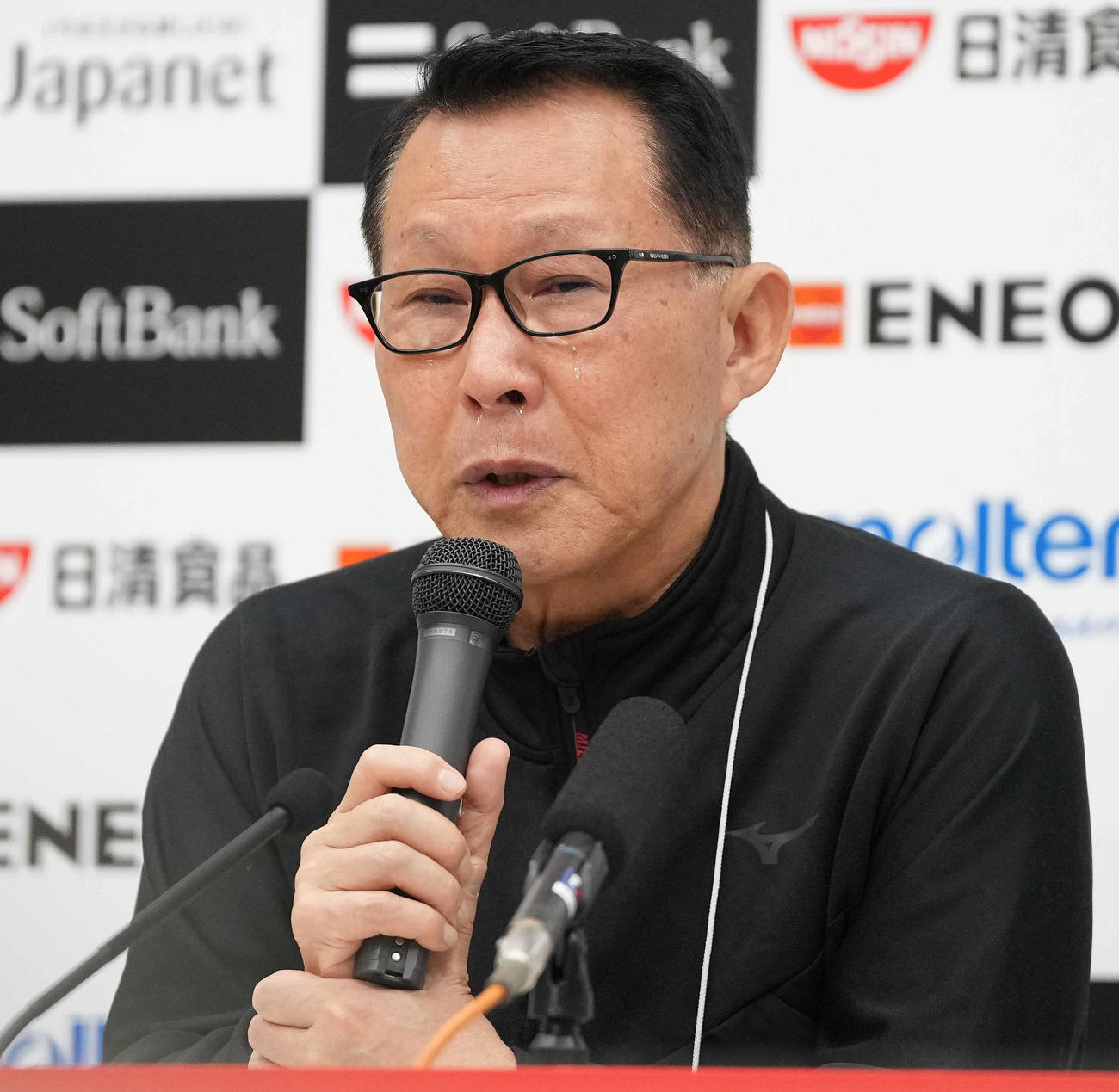 試合後の会見で涙する岐阜女・安江監督（撮影・鈴木みどり）