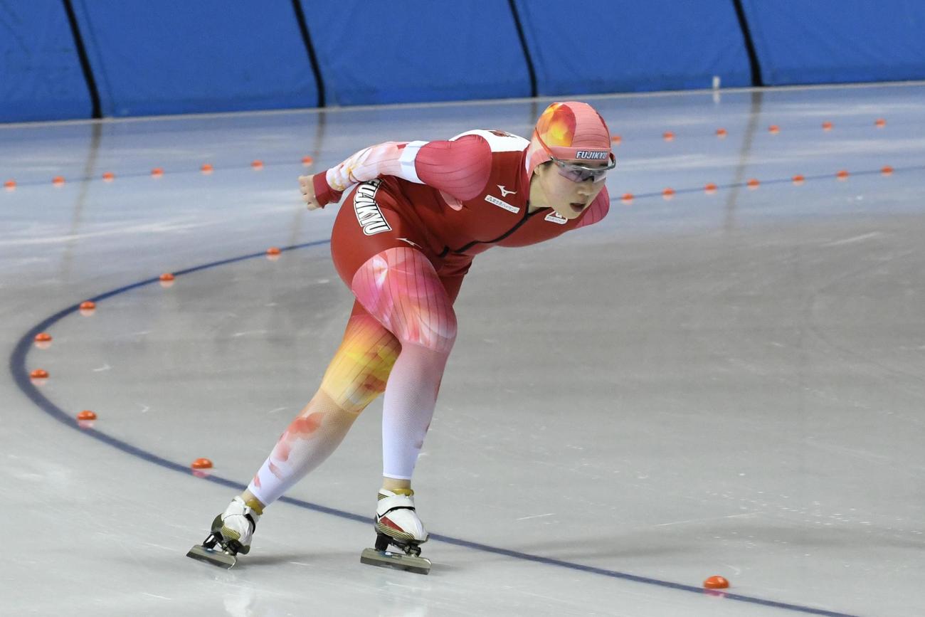 距離別部門女子3000メートルで滑走する堀川（撮影・石井翔太）