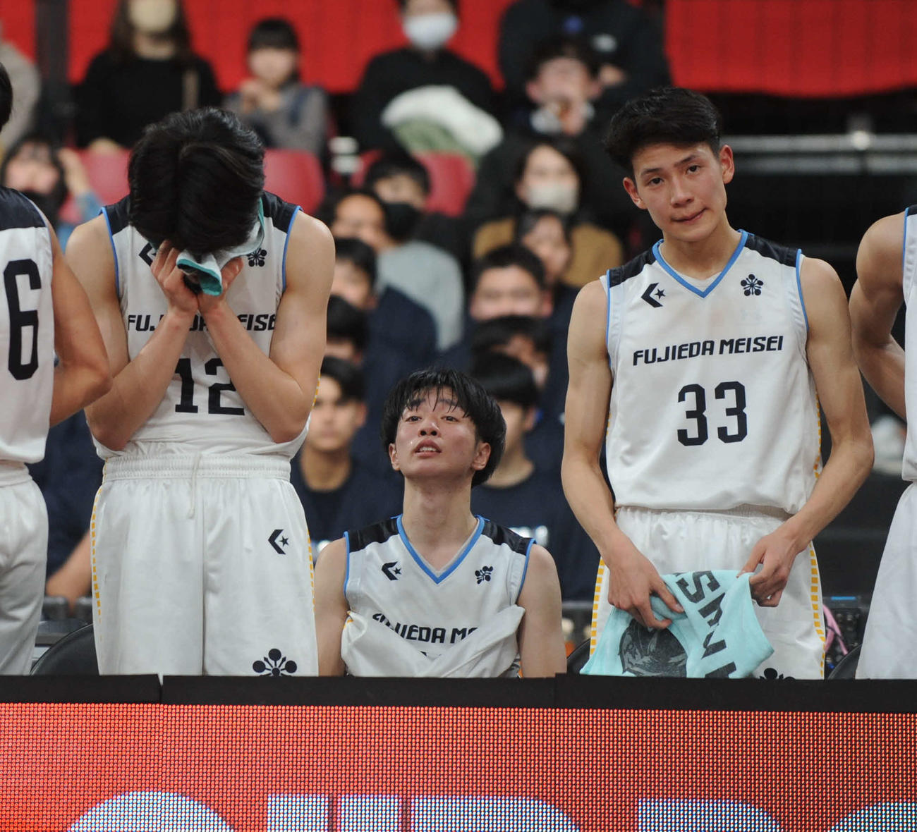 敗戦にベンチで涙する藤枝明誠の左から赤間、小沢、斎藤佑