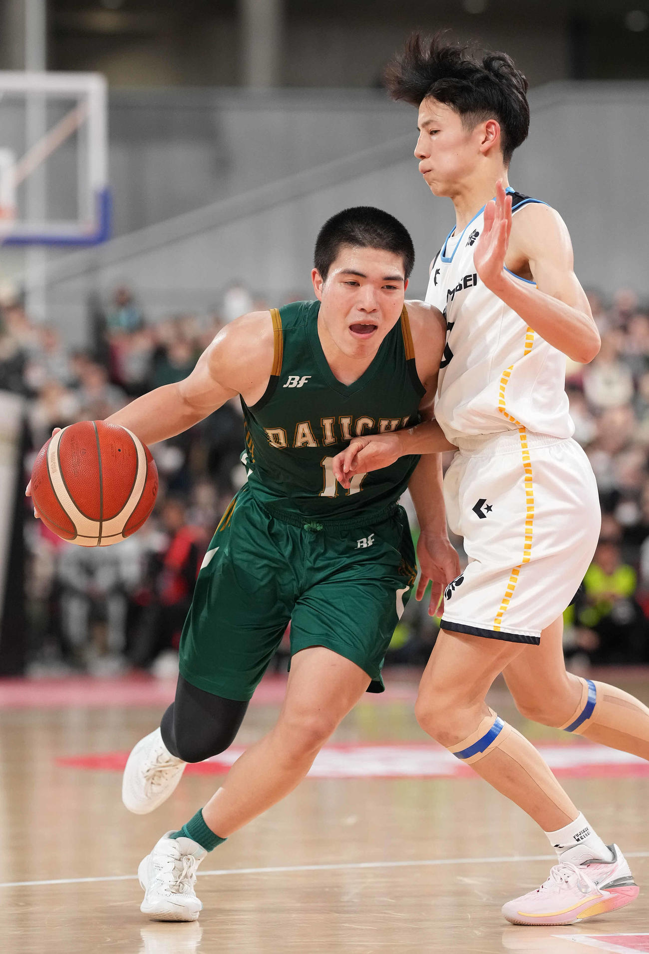 藤枝明誠対福岡第一　第3Q、ドリブルする福岡第一・崎浜秀（左）（撮影・鈴木みどり）