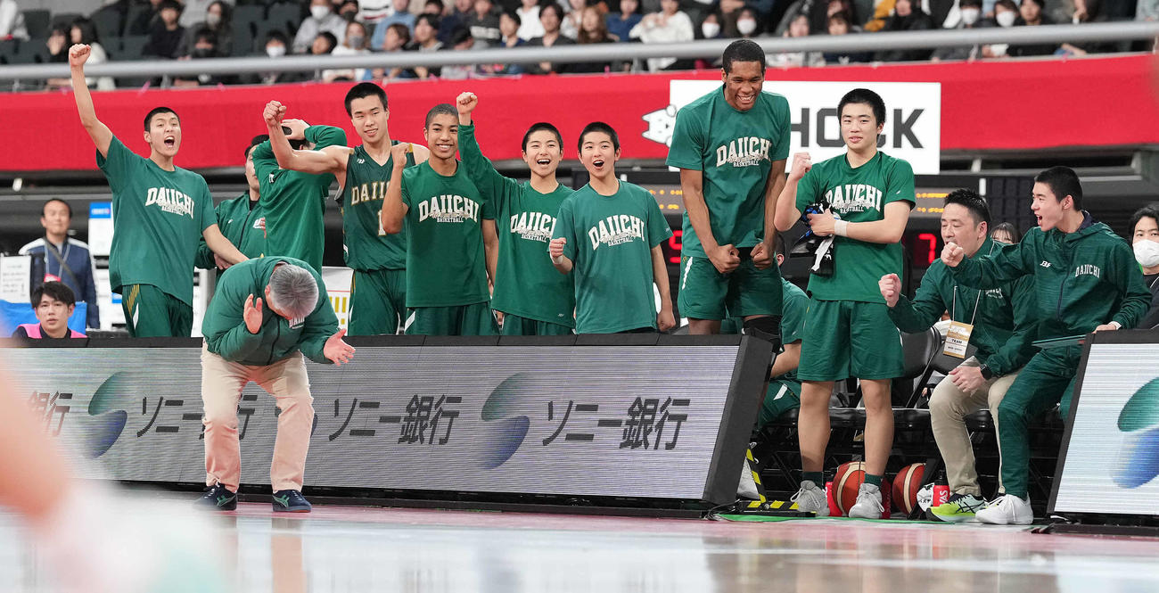 藤枝明誠対福岡第一　第4Q、得点に盛り上がる福岡第一ベンチ（撮影・鈴木みどり）