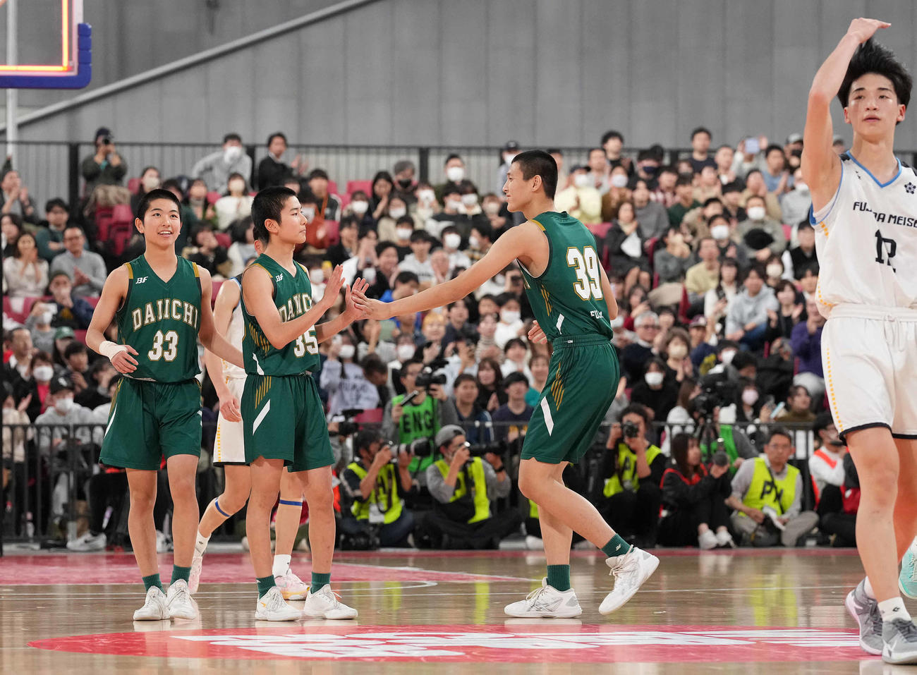 藤枝明誠対福岡第一　藤枝明誠に勝利し決勝進出を決め、タッチを交わす福岡第一の選手たち（撮影・鈴木みどり）