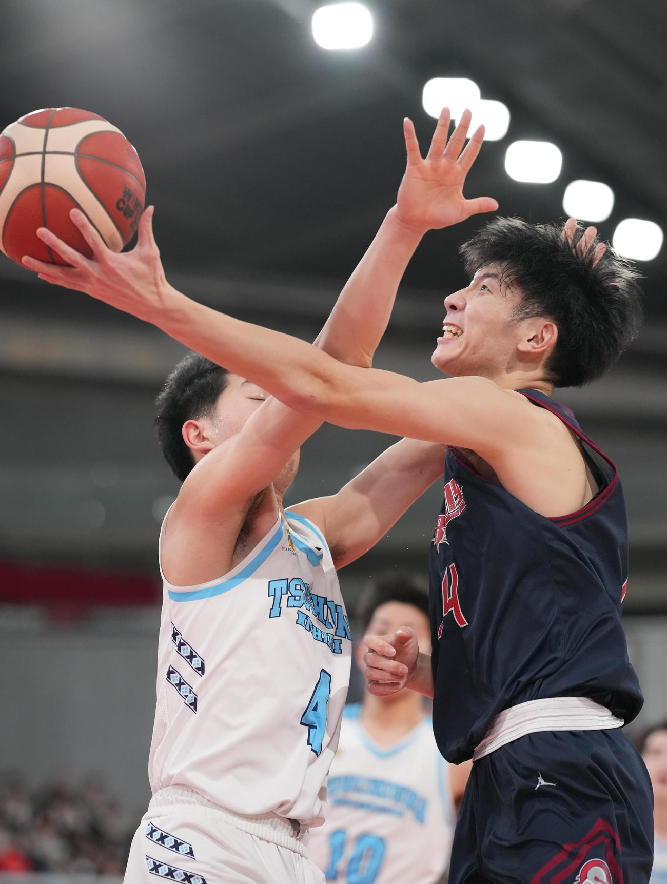 土浦日大対福岡大大濠　第1Q、シュートを放つ福岡大大濠・高田（右）（撮影・鈴木みどり）