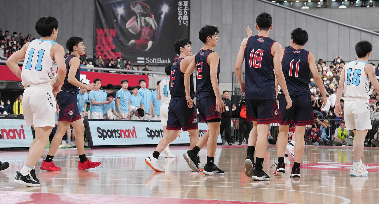 土浦日大対福岡大大濠　土浦日大に勝利し決勝進出を決めた福岡大大濠の選手たちはタッチを交わす（撮影・鈴木みどり）