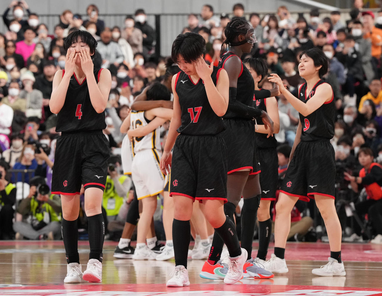 京都精華学園対岐阜女　京都精華学園に敗れ優勝を逃し、うつむく岐阜女ファイブ（撮影・鈴木みどり）