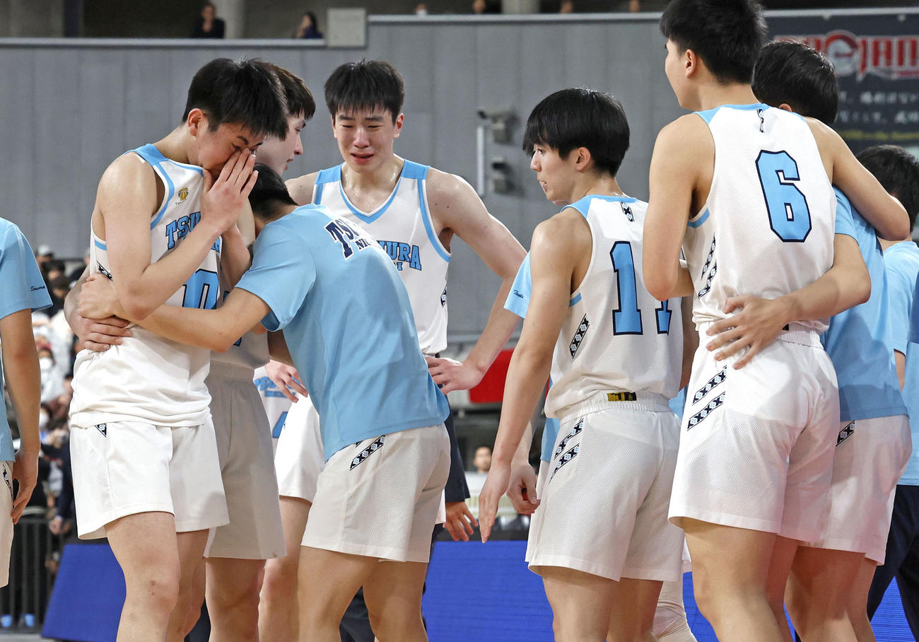 福岡大大濠に敗れ、肩を落とす土浦日大の選手たち（共同）