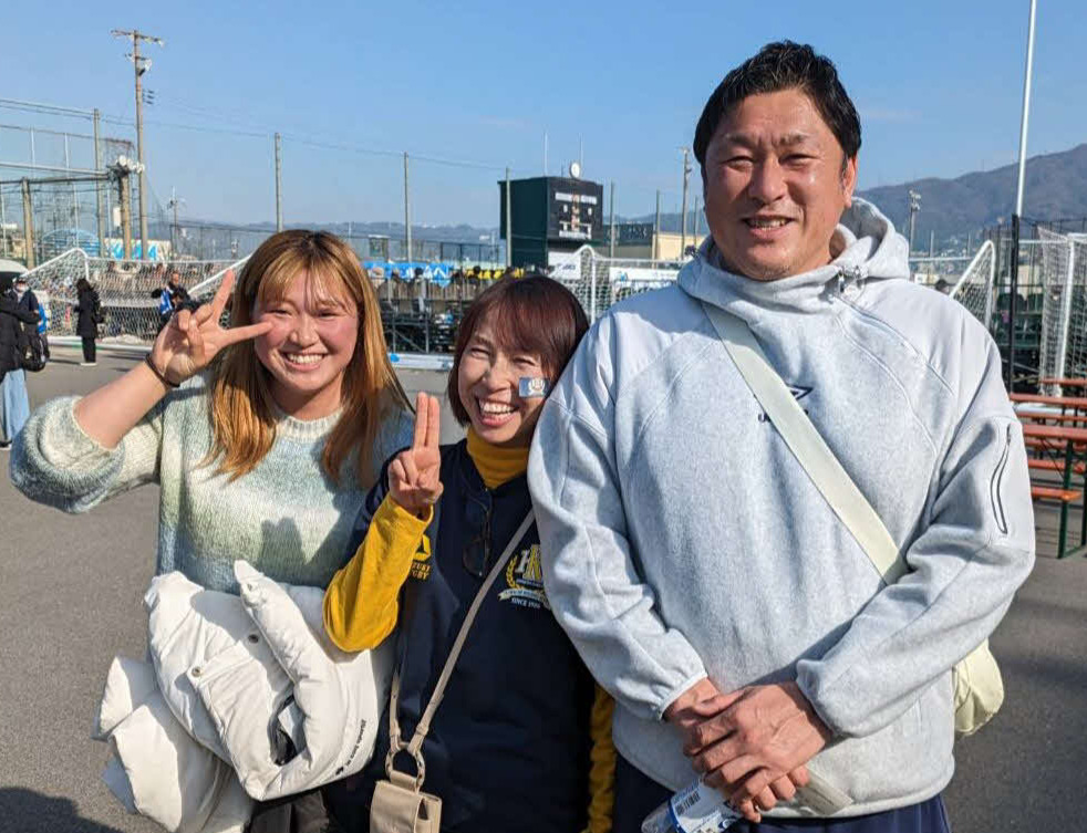 川越東・寺山の父裕樹氏（右）。中央は母順子さん、左は姉沙莉奈さん（撮影・柏原誠）