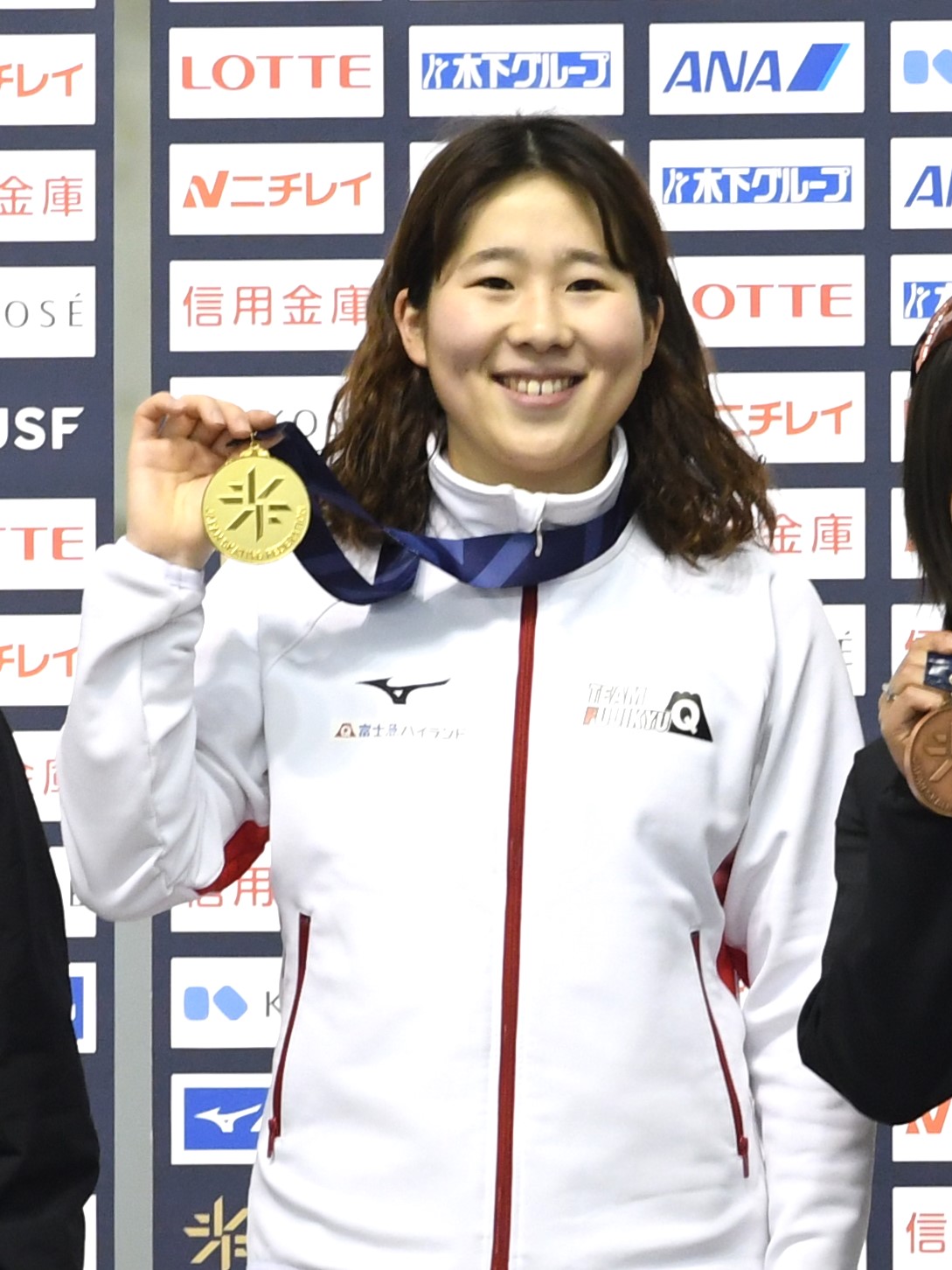 距離別女子5000メートルで優勝し、金メダルを手に笑顔の堀川（撮影・石井翔太）