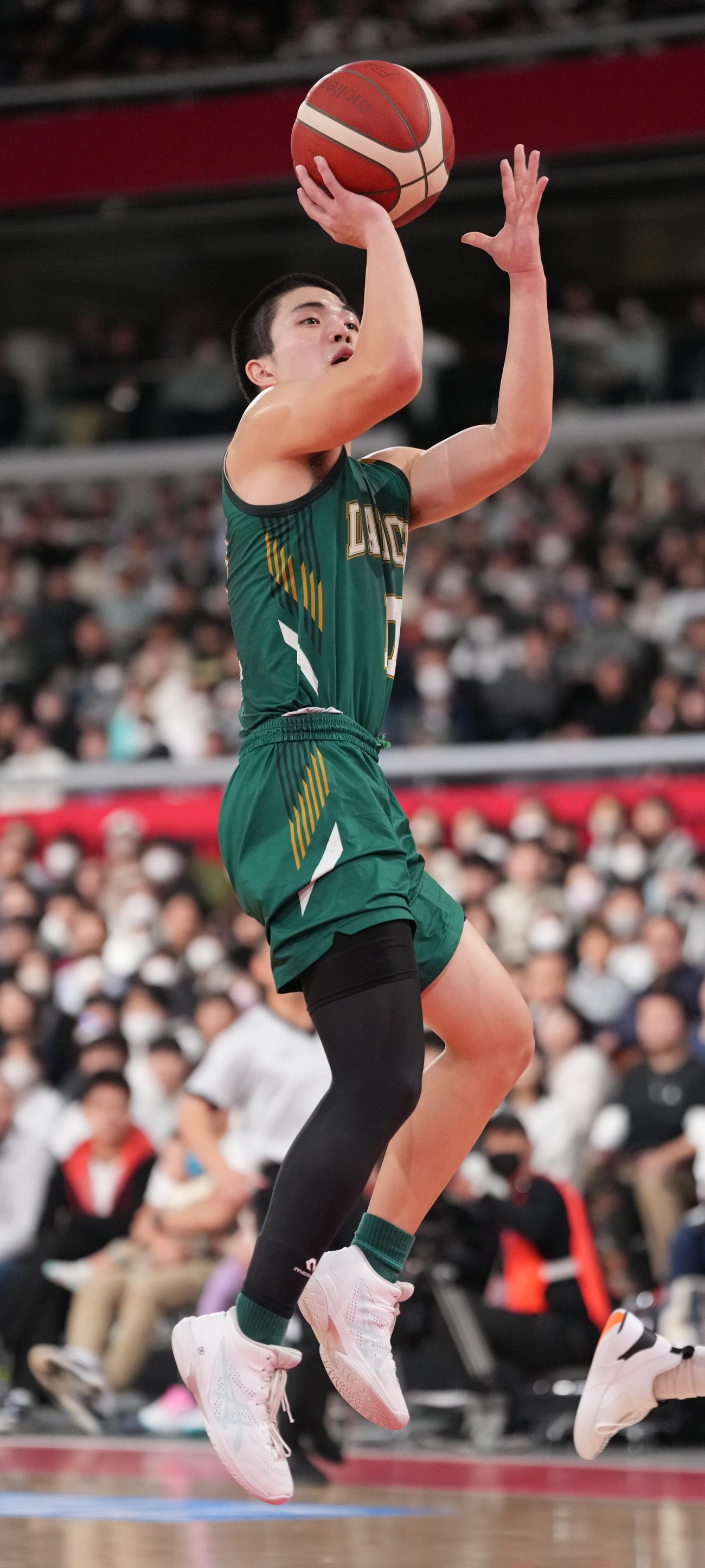 福岡大大濠対福岡第一　第1Q、ゴールを狙う福岡第一・崎浜秀斗（撮影・鈴木みどり）