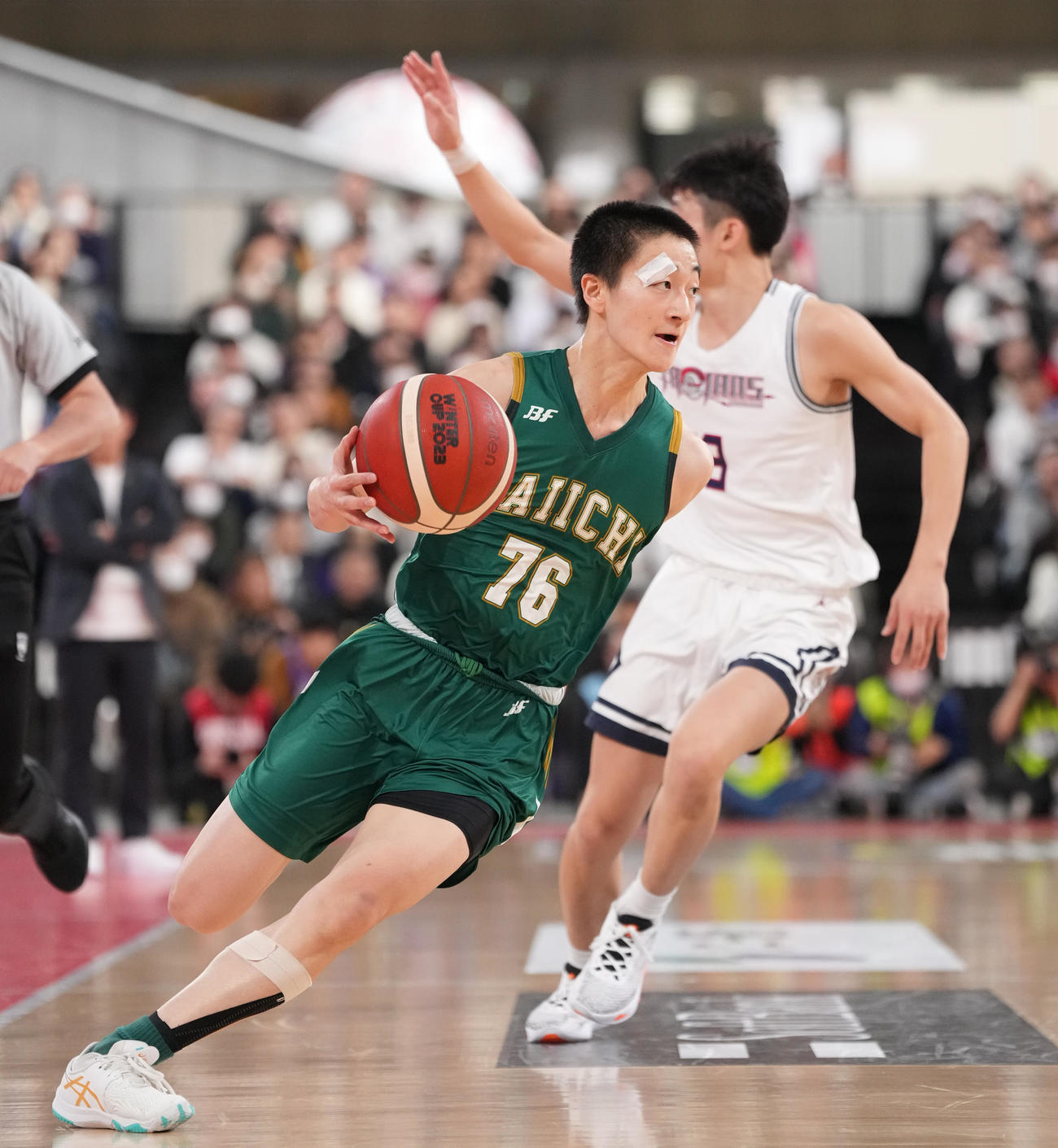 福岡大大濠対福岡第一　第1Q、ドリブルする福岡第一・山口（左）（撮影・鈴木みどり）