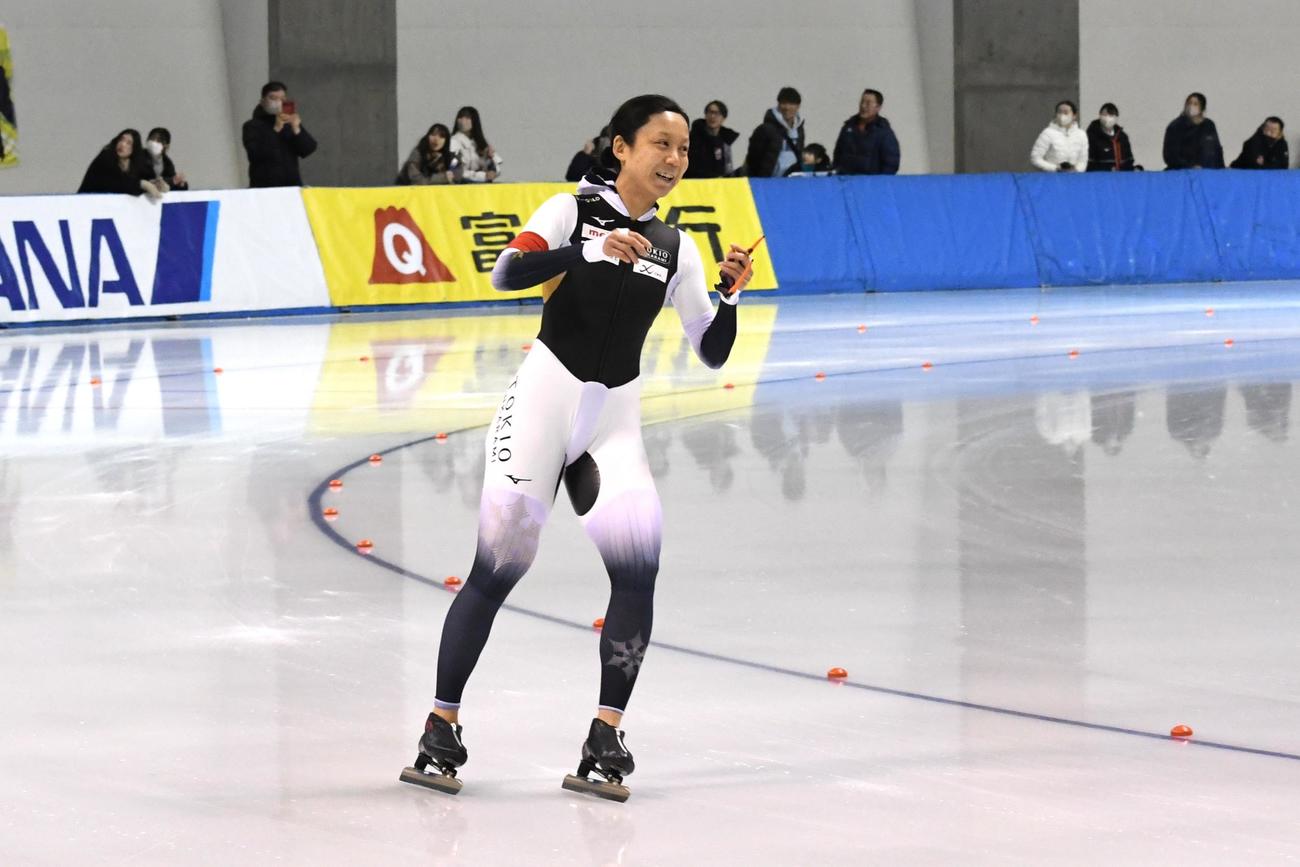 スプリント部門500メートルのレースを終え笑顔を見せる高木（撮影・石井翔太）