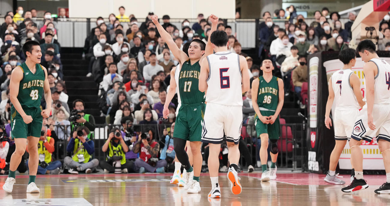 福岡大大濠対福岡第一　福岡大大濠に勝利しウインターカップ優勝を決め、ガッツポーズする福岡第一・崎浜秀斗（中央）（撮影・鈴木みどり）