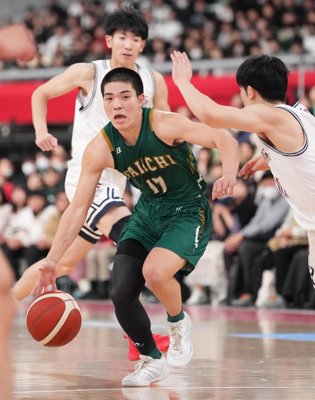 福岡大大濠対福岡第一　第1Q、ドリブルする福岡第一・崎浜秀斗（左）（撮影・鈴木みどり）