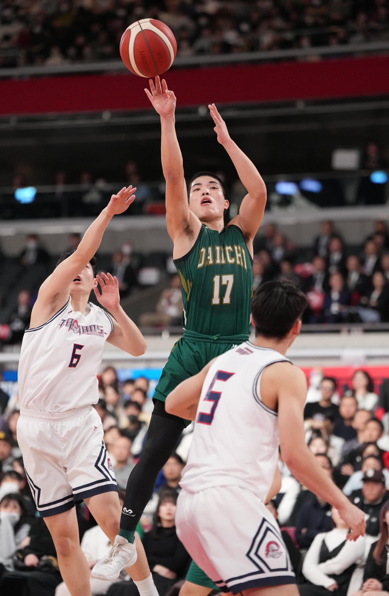 福岡大大濠対福岡第一　第2Q、シュートを決める福岡第一・崎浜秀斗（撮影・鈴木みどり）