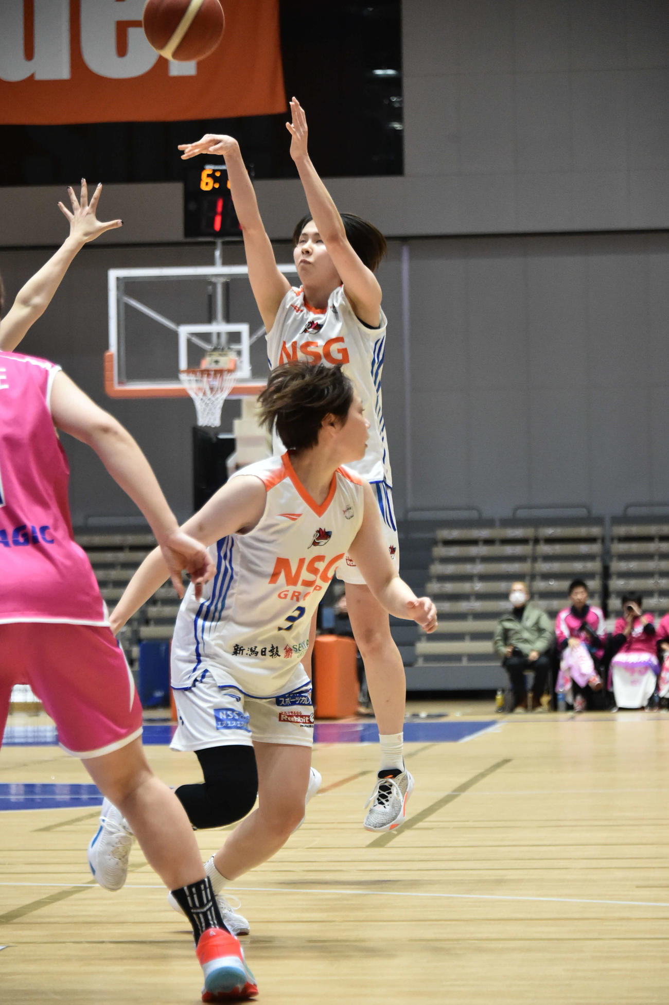 第1Q、新潟本田が3点シュートを決める