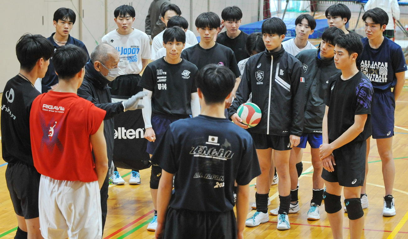 森監督（左から3人目）の話を真剣に聞く浜松修学舎の選手たち