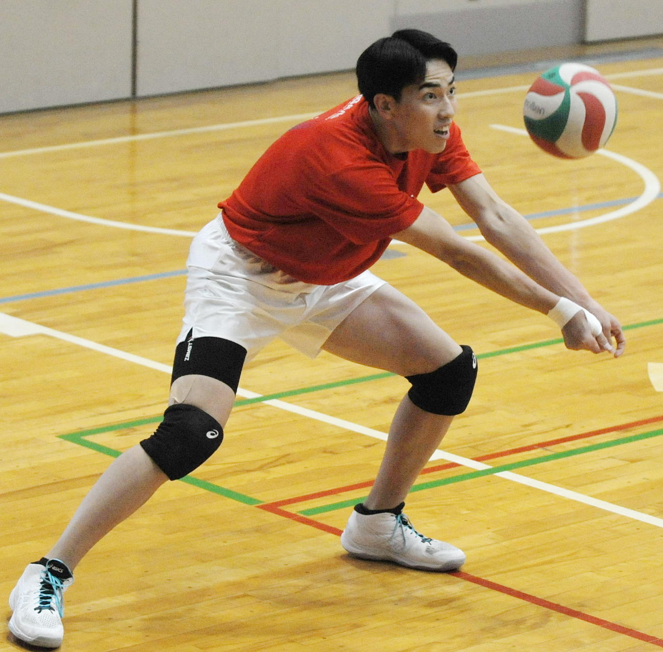 レシーブ練習に励む浜松修学舎OH扇谷