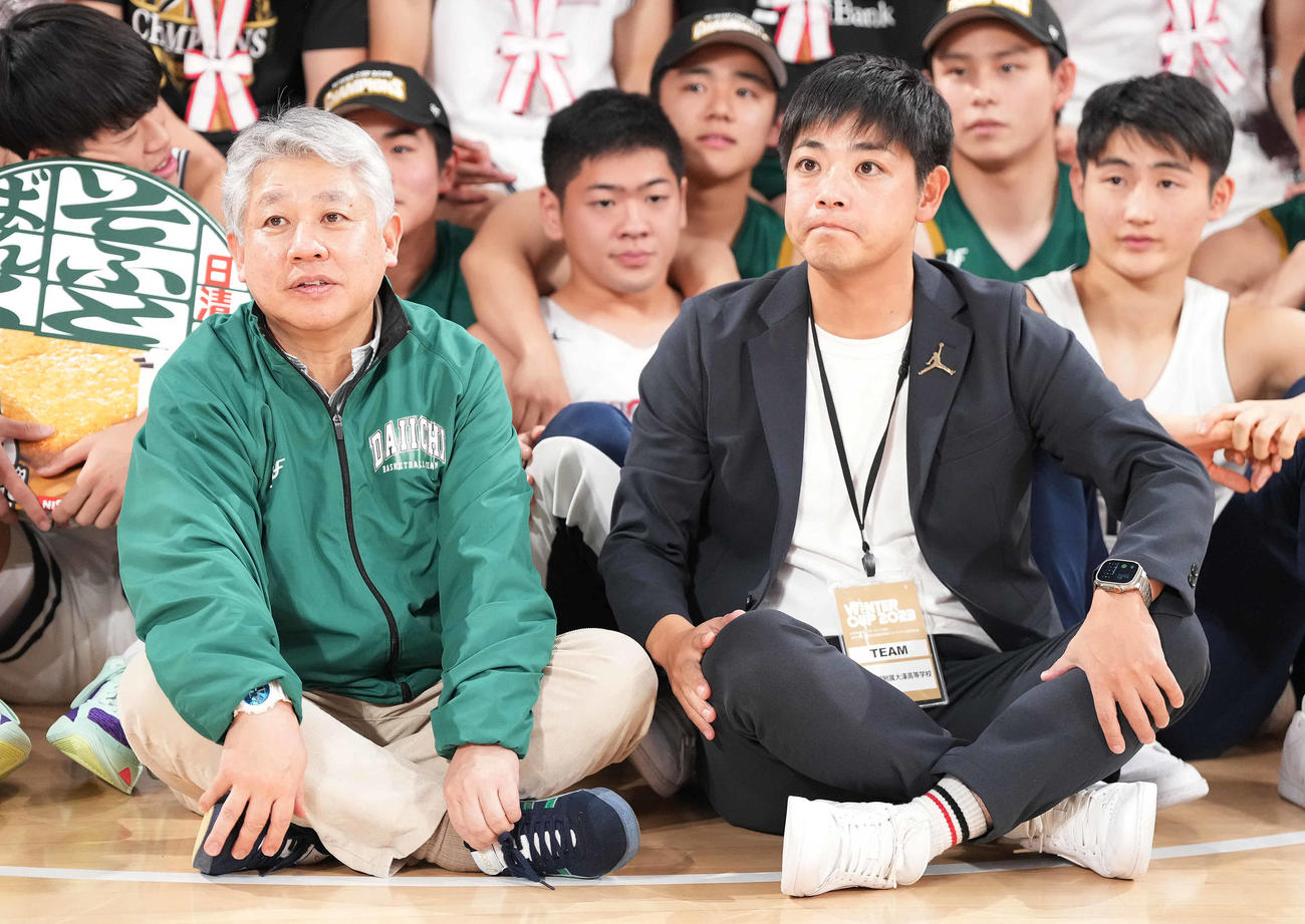 記念撮影で隣に座る優勝の福岡第一・井手口監督（左）と福岡大大濠・片峯監督（撮影・鈴木みどり）