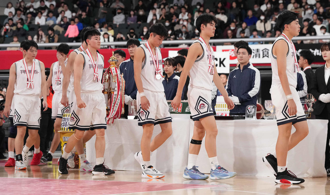 ウインターカップ準優勝に終わり、表彰式でうつむく福岡大大濠の選手たち（撮影・鈴木みどり）