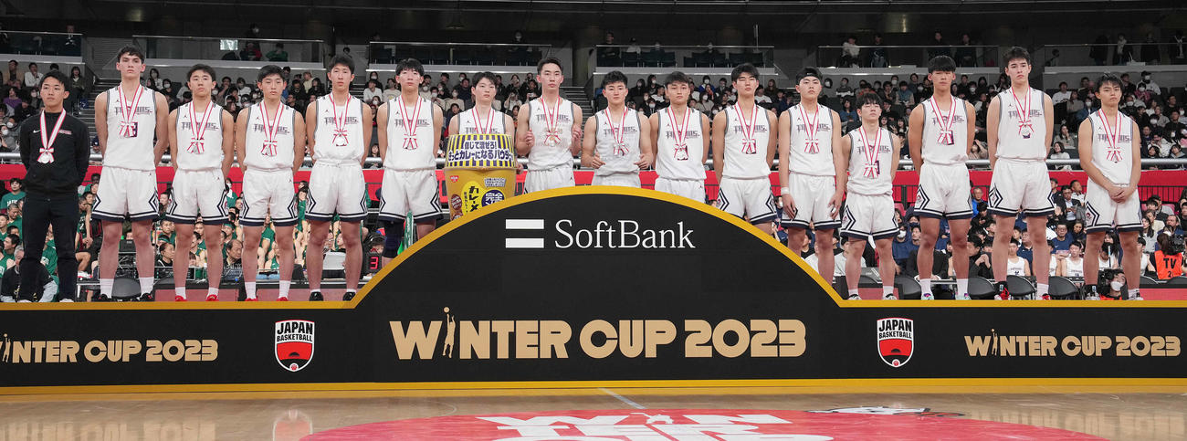 ウインターカップ準優勝に終わり、記念撮影に納まる福岡大大濠の選手たち（撮影・鈴木みどり）