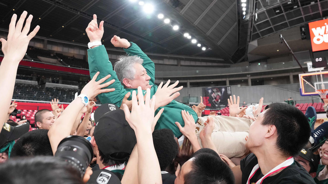 ウインターカップで優勝し、選手に胴上げされる福岡第一・井手口監督（撮影・鈴木みどり）
