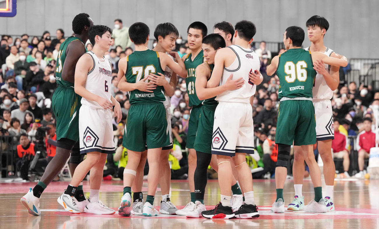 福岡第一対福岡大大濠　試合後、健闘をたたえ合う両選手たち（撮影・鈴木みどり）
