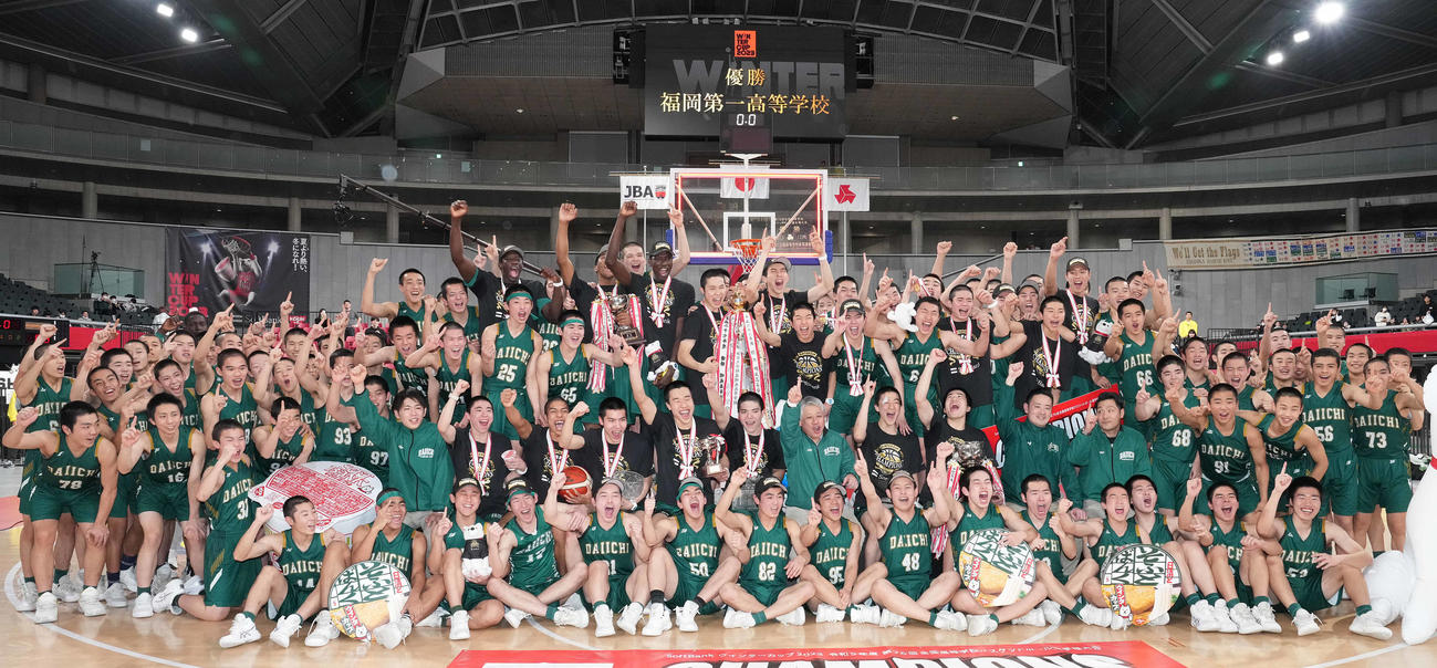 優勝し、記念撮影で笑顔の福岡第一の選手たち（撮影・鈴木みどり）