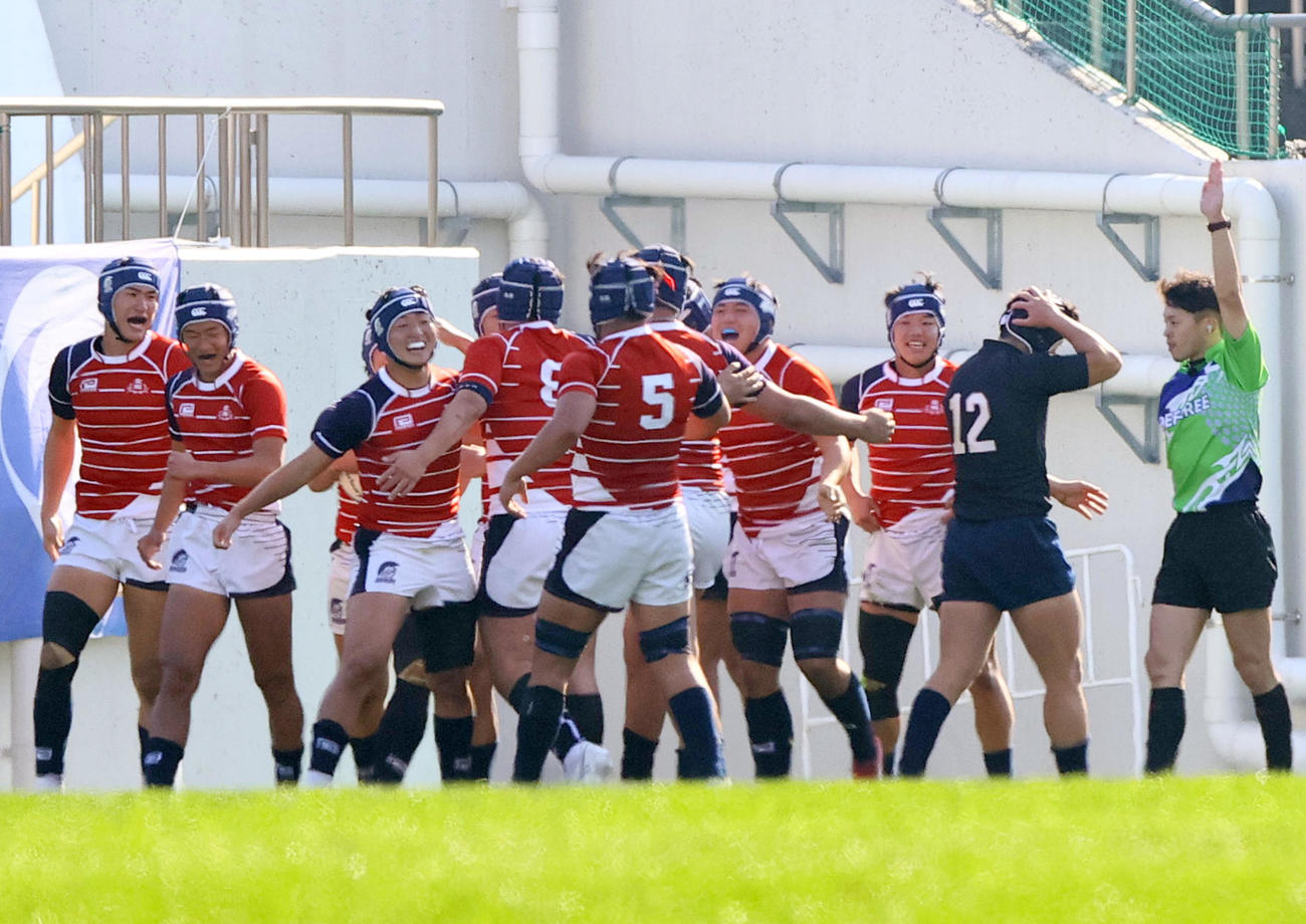 天理対関大北陽　前半、関大北陽WTB鷹尾享が先制トライを挙げ盛り上がるフィフティーン（撮影・上山淳一）