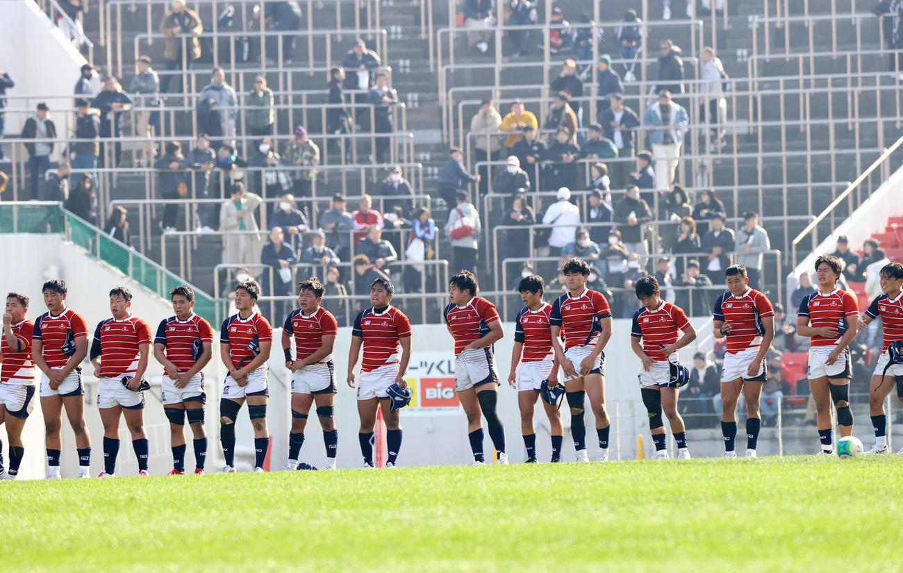 天理対関大北陽　天理に敗れ肩を落とす関大北陽フィフティーン（撮影・上山淳一）