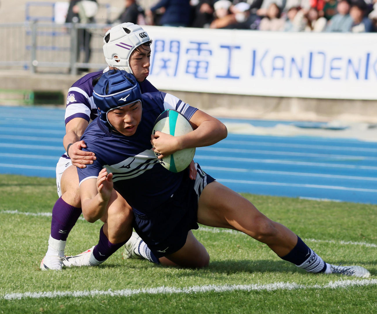 桐蔭学園対松山聖陵　前半、桐蔭学園WTB古賀は左隅へトライを決める（撮影・加藤哉）