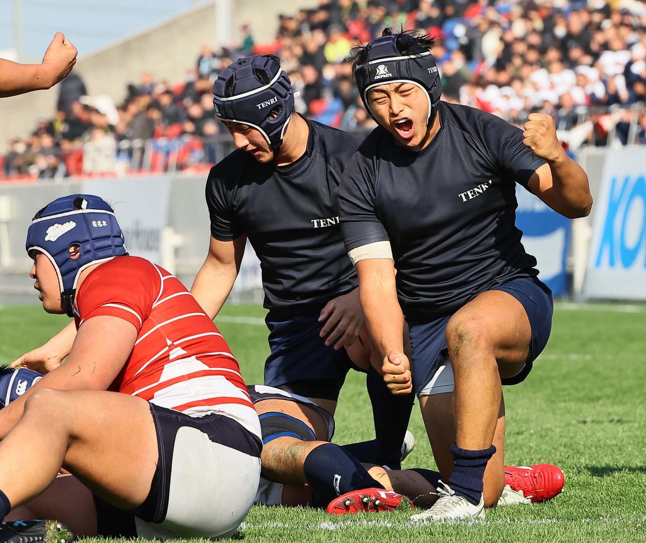 天理対関大北陽　後半、トライを決めた天理フランカー内田は雄たけびをあげる（撮影・上田博志）