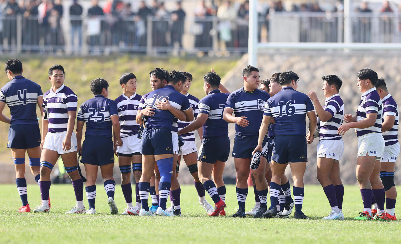 桐蔭学園対松山聖陵　試合を終え、健闘をたたえ合う両チームの選手ら（撮影・上山淳一）